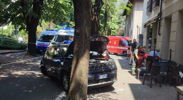 Auto finisce sui tavolini di un bar in Brianza: sette feriti