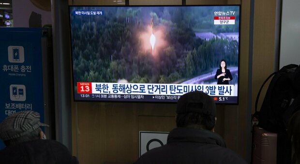 Corea del Nord, missili a corto raggio lanciati nel Mar del Giappone: rabbia a Tokyo per l'ennesimo test balistico di Pyongyang