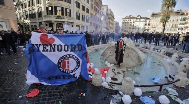 Roma-Feyenoord: Barcaccia danneggiata, gli olandesi donano 100mila euro per il restauro