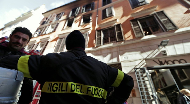 Roma, incendio in un palazzo del centro: muore ustionato un sessantenne