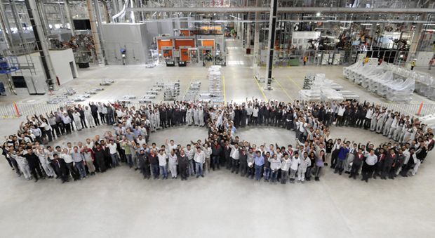 I dipendenti Audi della fabbrica messicana di San Jose Chapa formano i quattro anelli simbolo della casa di Ingolstadt