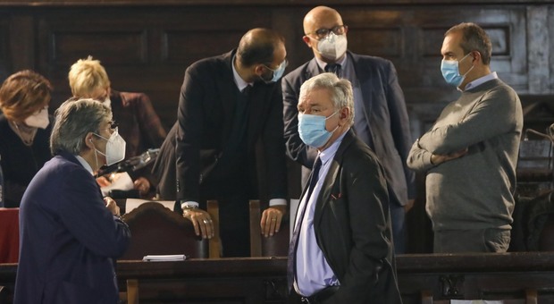 Consiglio comunale di Napoli, arriva la denuncia in Procura: «Bilancio al palo, revisori complici»