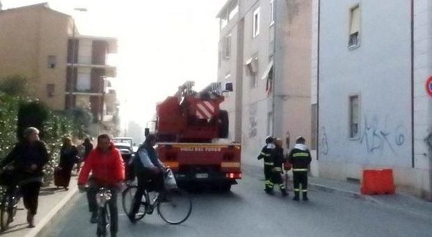 San Benedetto: cadono calcinacci da un palazzo, caos nel centro cittadino
