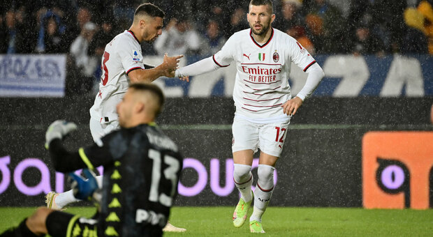 Ante Rebic esulta dopo aver realizzato il gol all'Empoli