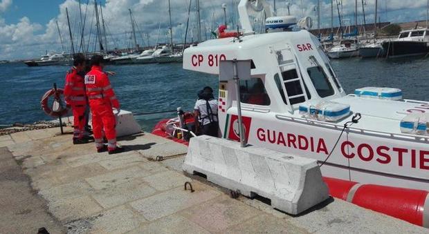 Cristian, 21 anni, si tuffa in mare e annega davanti al papà a Porto Torres