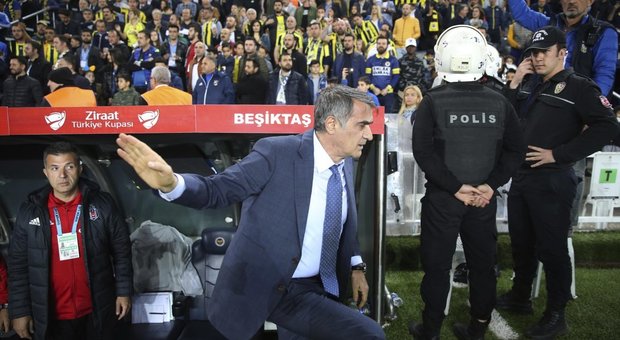 Turchia, tecnico del Besiktas colpito al capo: sospesa la partita con il Fenerbahce