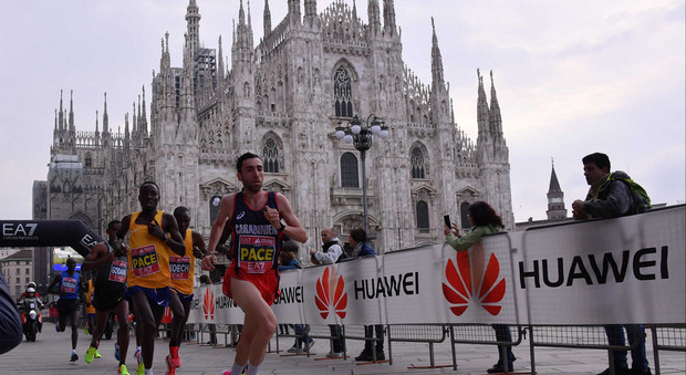 Milano, durante la maratona fa cadere anziana e scappa: è caccia al podista, la procura apre fascicolo