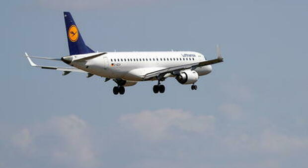 Lufthansa dice addio al saluto «signore e signori» perché non inclusivo: «Più attenzione sul linguaggio»
