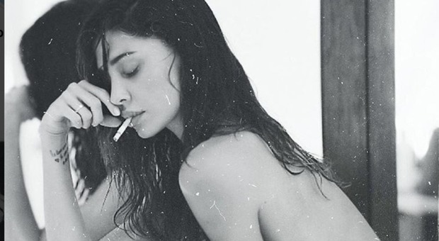 Belen, sexy posa mentre fuma una sigaretta su Instagram: i fan non gradiscono