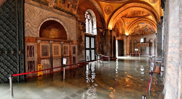 Il grande nartece della Basilica di San Marco: preziosi marmi e mosaici sommersi dall'acqua salata