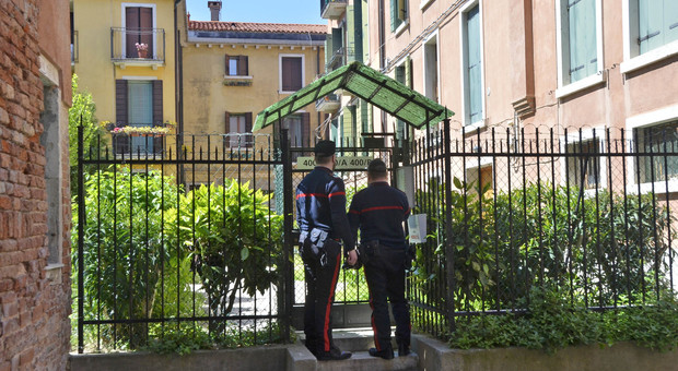 I carabinieri davanti all'abitazione