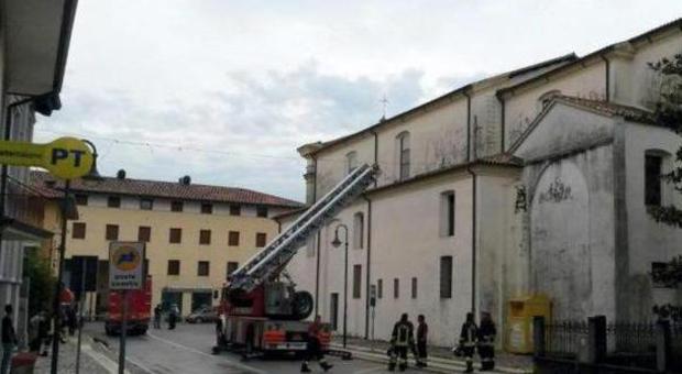 Incendio in Duomo, fedeli al lavoro: c'è un matrimonio da celebrare