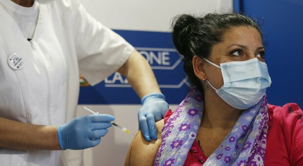Vaccini, successo certificato dall'Iss: «Crollano contagi e decessi». Ecco l'effetto delle somministrazioni