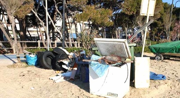 Rimossa la discarica sulla spiaggia, tra i rifiuti anche un congelatore