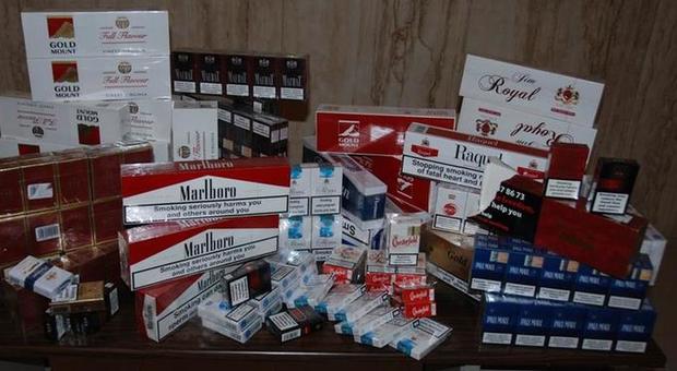 Blitz anti-contrabbando nel Napoletano: in casa mille pacchetti di sigarette