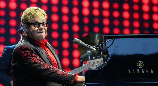 Elton John, il grande gesto per la sua ex Linda Hannon nel momento del bisogno