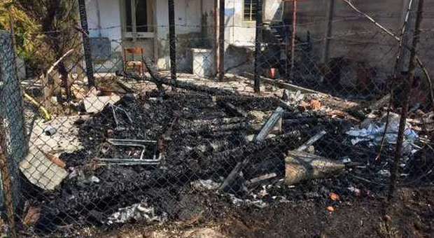 «Qui scoppia tutto»: c'è una bombola di propano nella casa che va a fuoco Subito evacuate venti abitazioni