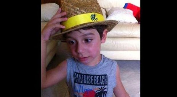 Il piccolo Lorenzo muore a 5 anni di tumore a Taranto. "Vittima dell'Ilva". Decine di commenti sul web