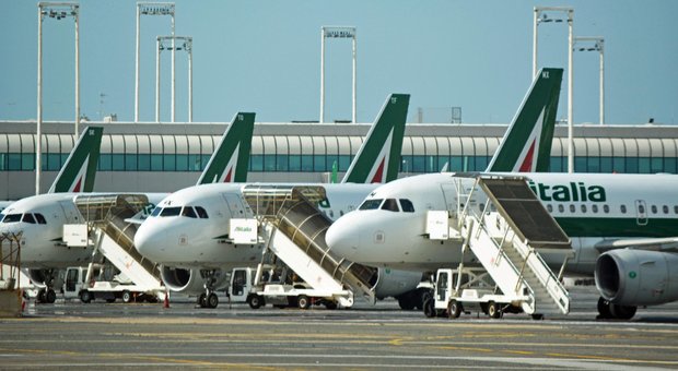 Alitalia, altri voli cancellati: la via crucis per i rimborsi