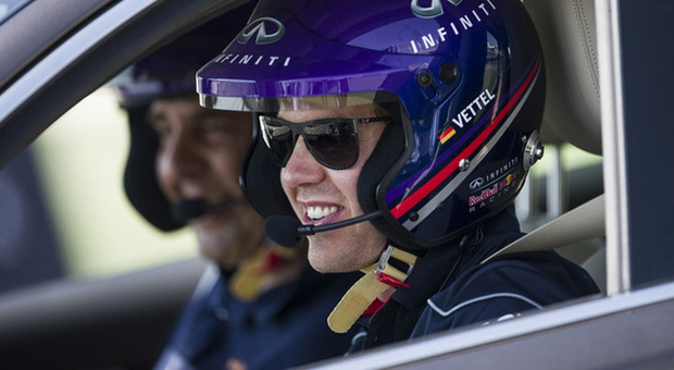 Sebastian Vettel al volante della Infiniti Q50 sulla pista di Abu Dhabi