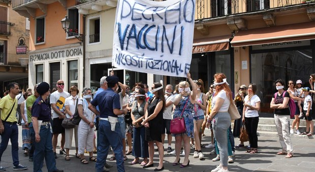 Flash mob anti vaccini durante la festa della Marina