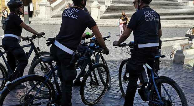 Agenti della polizia Roma Capitale con le bicilette
