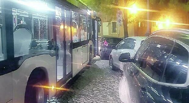 Parcheggio selvaggio in centro: l'autobus resta bloccato. Passeggeri inferociti