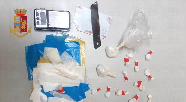 Pomigliano: lancia dal balcone una busta con la cocaina, arrestato