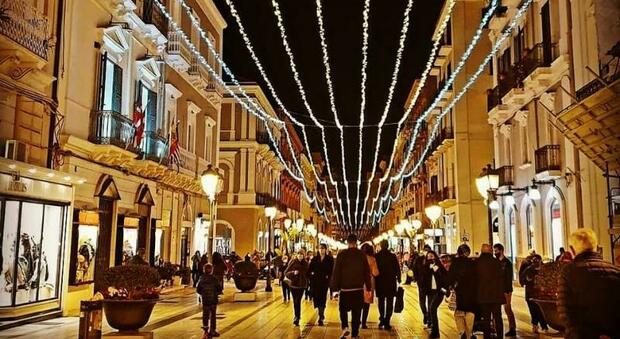Taranto, il piano del Comune per risparmiare anche a Natale: luminarie e spettacoli ridimensionati