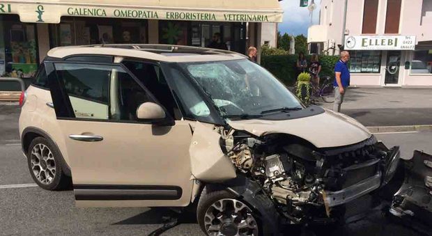 La Fiat 500 L dopo lo schianto (foto Vv Ff)