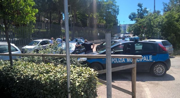 Perugia, follia al parcheggio: vigilessa aggredita per una multa