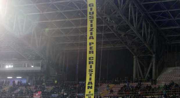 Napoli-Arsenal. Attivisti di Greenpeace in azione al San Paolo: striscione dal tetto per Christian, 4 denunce