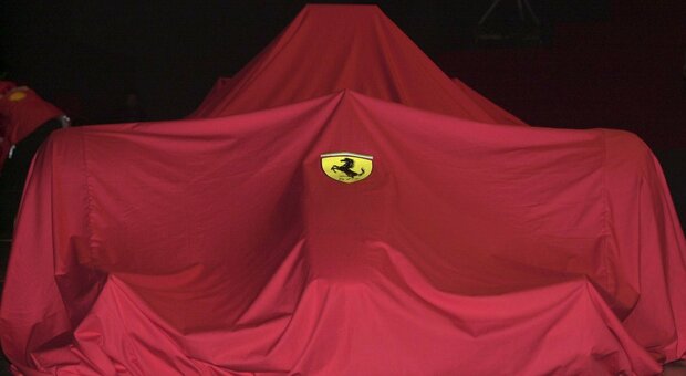 La Ferrari coperta dal velo