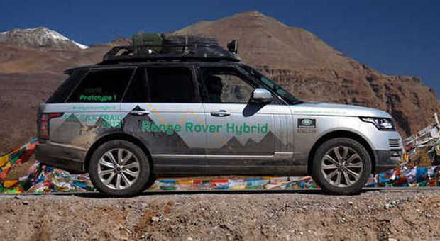 Una delle Range Rover ibride durate l'impegnativa spedizione in Oriente