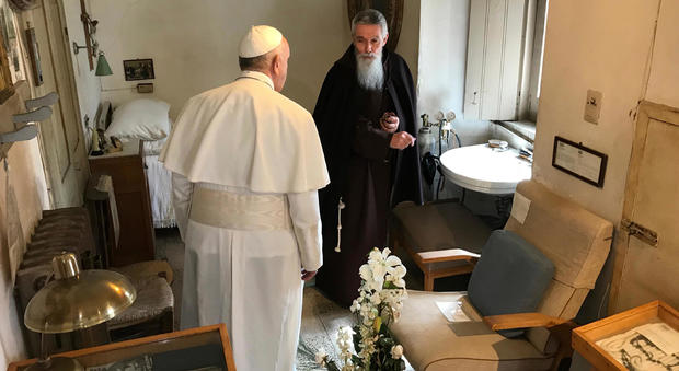 Papa Francesco nei luoghi di Padre Pio: "Un Paese che litiga è malato e triste"