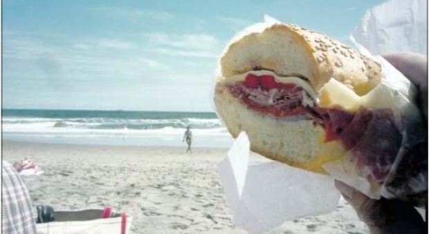 «Vietato mangiare il panino portato da casa»: scoppia il caos in spiaggia nel Salento