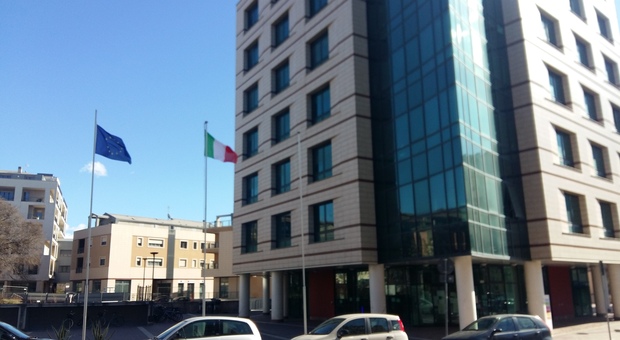 Il tricolore esposto male davanti alla sede del Comune di Terni