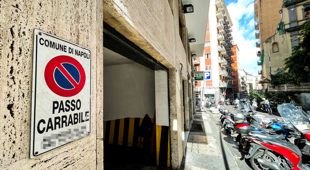 Napoli, 20mila passi carrai abusivi: «Un buco da 35 milioni di euro»