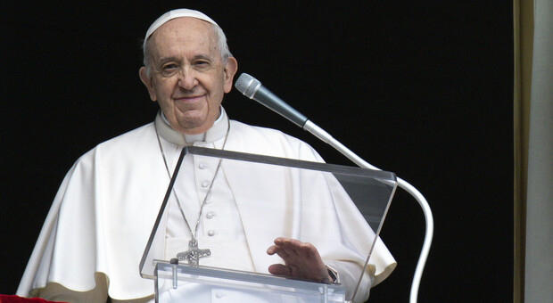 Papa Francesco e l'infiammazione ai polmoni: ancora niente Angelus alla finestra. Sarà collegato da Santa Marta