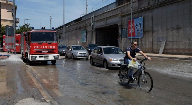 Maltempo, la conta dei danni: ancora disperso l'operaio di Taranto, Abruzzo chiede stato di emergenza