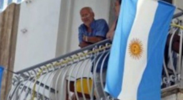 Ora tutta Napoli tifa per Argentina e Higuain. Sui balconi riecco le bandiere come Italia '90