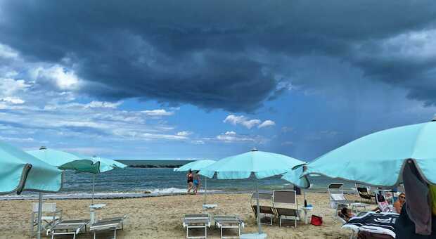 Nuvole nere sulla spiaggia di Pesaro