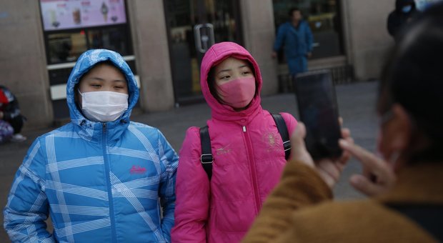 Coronavirus, la Cina ferma i matrimoni per il terrore contagio: scuole e aziende chiuse