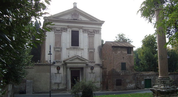 Roma, sorpreso sul tetto della chiesa all'Aventino a rubare rame: romeno arrestato