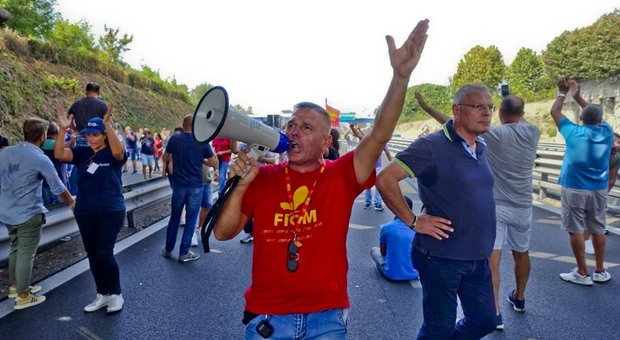 immagine Whirlpool, gli operai bloccano l'autostrada A3: sit-in al casello