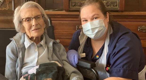 Coronavirus, nonna Connie, 106 anni, guarisce dal virus e lascia l'ospedale tra gli applausi