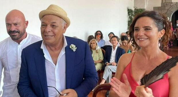 Enzo Gragnaniello sposo a 67 anni: «Ha finalmente deciso di firmare su carta il suo amore»