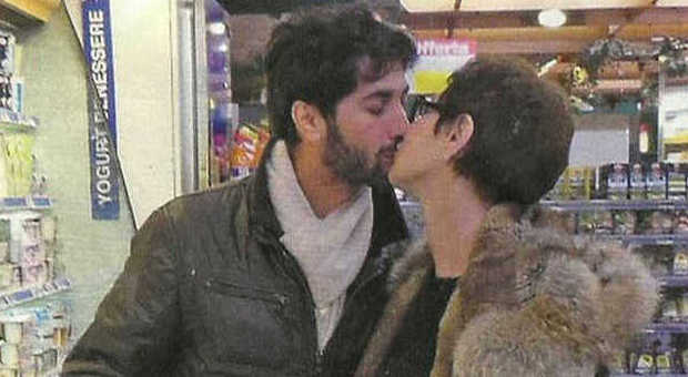 Corinne Clery torna col toyboy Angelo: baci al supermercato dopo le liti di "Pechino Express"
