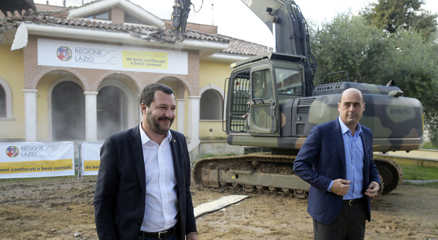 Casamonica, altra villa demolita. Salvini sulla ruspa. Zingaretti: «Nascerà un parco»