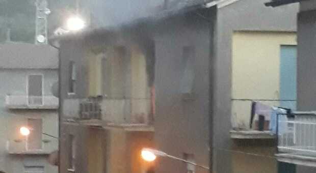 Orvieto, incendio in una abitazione di via Monte Fiorino. I Vigili del Fuoco salvano un cane e un gatto